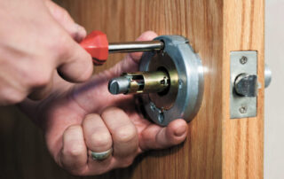 Sostituzione serratura della porta di casa